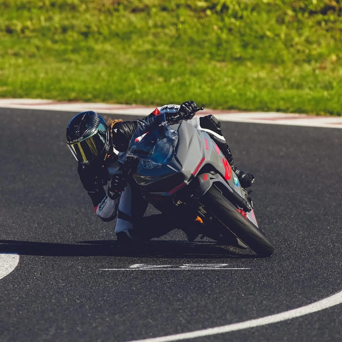 Paulina w zakręcie na asfaltowym torze motocyklowym