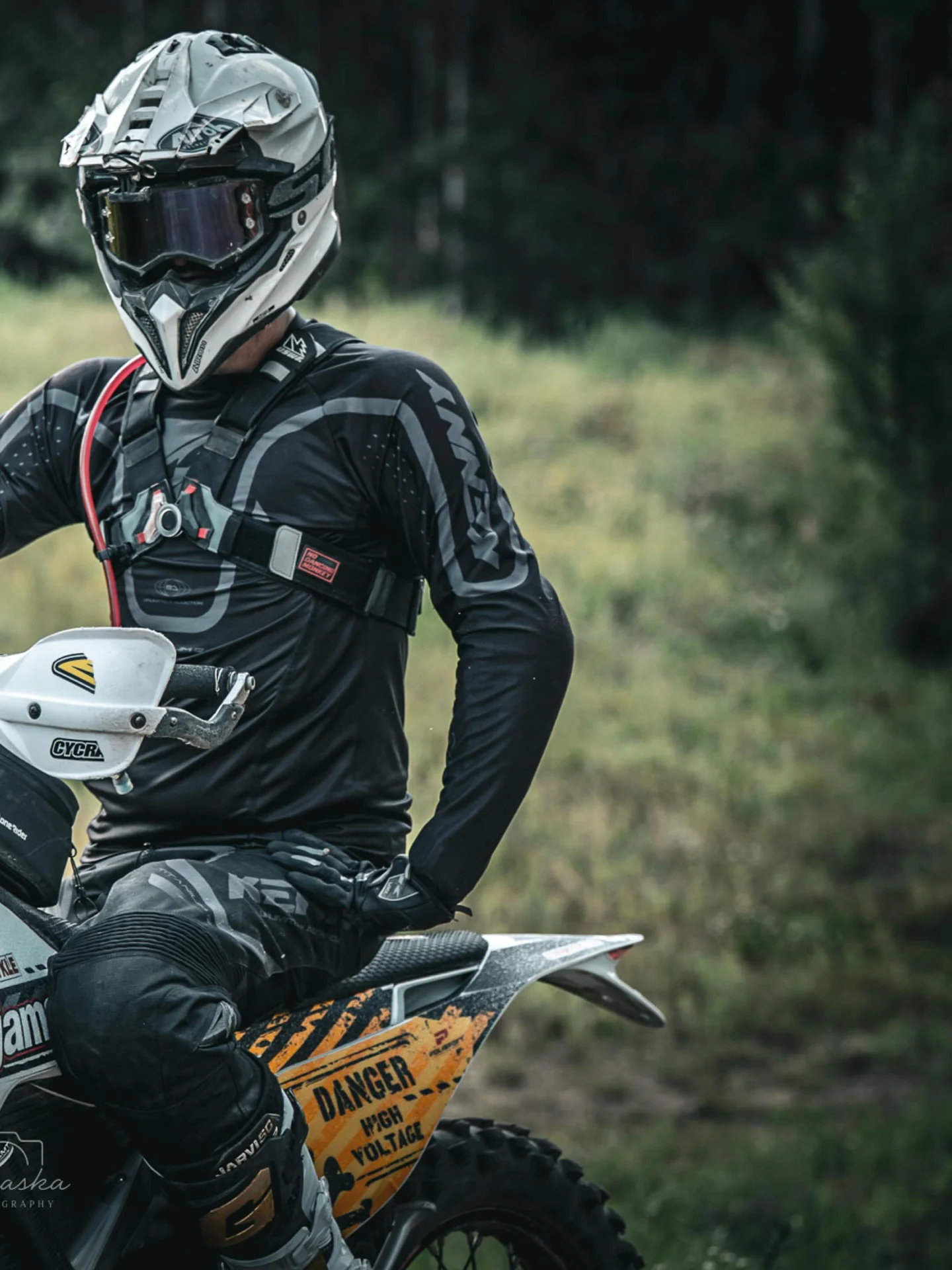 N3braska auf seinem Stark VARG mit CYCRA-Handschützern